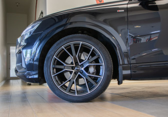 Подержанный автомобиль Audi Q8 2019 года (35 фото)