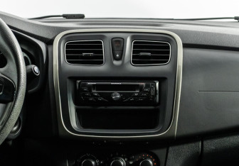 Подержанный автомобиль Renault Sandero 2015 года (8 фото)