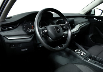 Подержанный автомобиль Skoda Octavia Liftback 2021 года (8 фото)