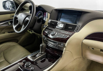 Подержанный автомобиль Infiniti Q70 2015 года (9 фото)