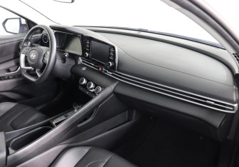 Подержанный автомобиль Hyundai Elantra Sedan 2023 года (10 фото)