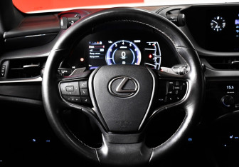 Подержанный автомобиль Lexus ES 2018 года (12 фото)