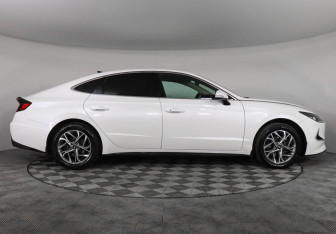 Подержанный автомобиль Hyundai Sonata 2020 года (4 фото)