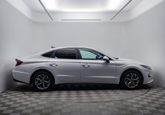 Подержанный автомобиль Hyundai Sonata 2022 года (4 фото)