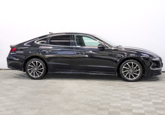 Подержанный автомобиль Hyundai Sonata 2022 года (4 фото)