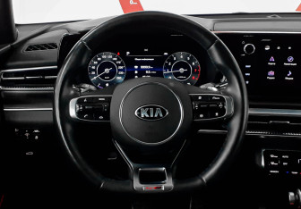 Подержанный автомобиль Kia K5 2021 года (11 фото)
