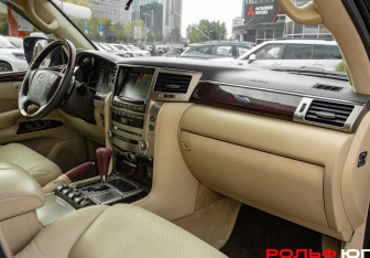 Подержанный автомобиль Lexus LX 2013 года (7 фото)