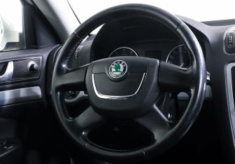 Подержанный автомобиль Skoda Octavia Liftback 2012 года (12 фото)