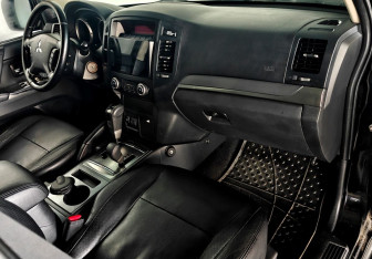 Подержанный автомобиль Mitsubishi Pajero 2013 года (11 фото)