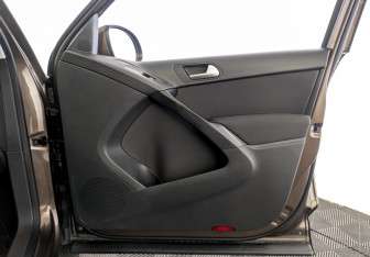 Подержанный автомобиль Volkswagen Tiguan 2016 года (24 фото)