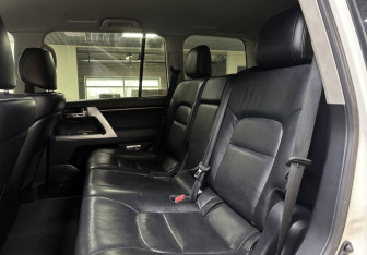 Подержанный автомобиль Toyota Land Cruiser Suv 2014 года (21 фото)