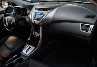 Подержанный автомобиль Hyundai Elantra Sedan 2011 года (7 фото)
