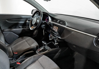 Подержанный автомобиль Kia Rio Hatchback 2021 года (11 фото)
