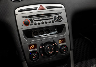 Подержанный автомобиль Peugeot 308 Hatchback 2011 года (25 фото)