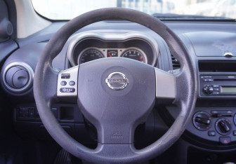 Подержанный автомобиль Nissan Note 2006 года (14 фото)