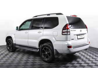 Подержанный автомобиль Toyota Land Cruiser Prado 2004 года (7 фото)