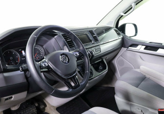 Подержанный автомобиль Volkswagen Multivan 2015 года (12 фото)