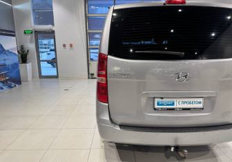 Подержанный автомобиль Hyundai H-1 2017 года (9 фото)