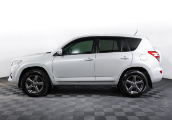 Подержанный автомобиль Toyota RAV4 2011 года (8 фото)