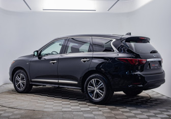 Подержанный автомобиль Infiniti QX60 2017 года (7 фото)