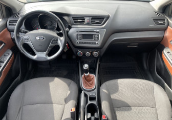Подержанный автомобиль Kia Rio Sedan 2015 года (10 фото)