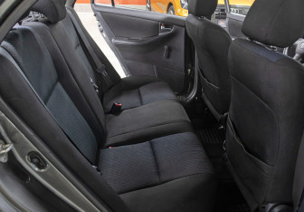 Подержанный автомобиль Toyota Corolla Sedan 2006 года (12 фото)