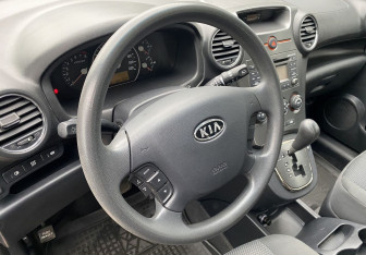 Подержанный автомобиль Kia Carens 2011 года (13 фото)