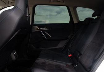 Подержанный автомобиль BMW X1 2024 года (12 фото)