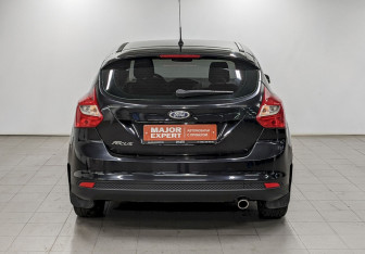 Подержанный автомобиль Ford Focus Hatchback 2012 года (6 фото)