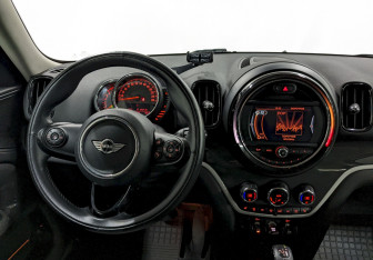 Подержанный автомобиль MINI Countryman 2017 года (21 фото)