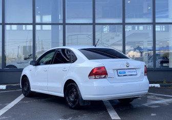 Подержанный автомобиль Volkswagen Polo Sedan 2014 года (7 фото)