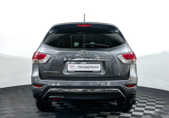 Подержанный автомобиль Nissan Pathfinder 2014 года (6 фото)