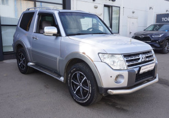 Подержанный автомобиль Mitsubishi Pajero 2009 года (3 фото)