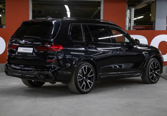 Подержанный автомобиль BMW X7 2021 года (5 фото)