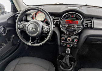 Подержанный автомобиль MINI Hatch 2018 года (27 фото)