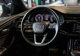 Подержанный автомобиль Audi Q8 2019 года (14 фото)