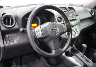 Подержанный автомобиль Toyota RAV4 2007 года (11 фото)