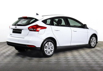 Подержанный автомобиль Ford Focus Hatchback 2018 года (5 фото)