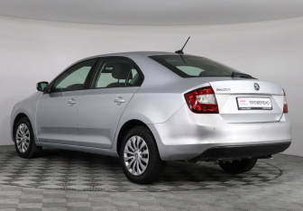 Подержанный автомобиль Skoda Rapid Liftback 2018 года (7 фото)