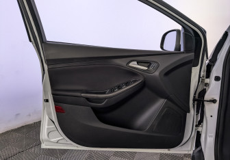 Подержанный автомобиль Ford Focus Hatchback 2018 года (19 фото)