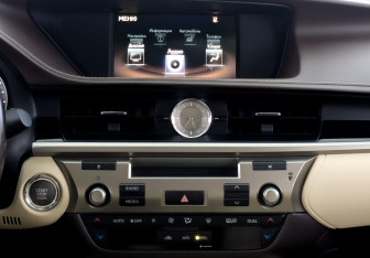 Подержанный автомобиль Lexus ES 2016 года (15 фото)