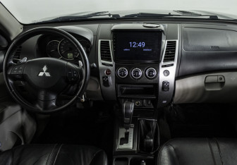 Подержанный автомобиль Mitsubishi Pajero Sport 2014 года (12 фото)