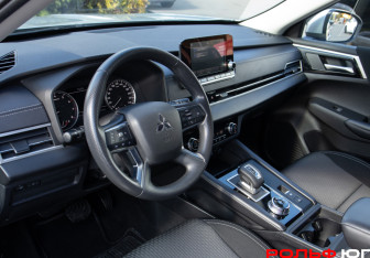 Подержанный автомобиль Mitsubishi Outlander 2022 года (10 фото)