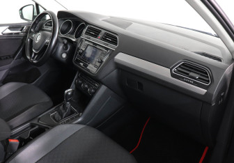 Подержанный автомобиль Volkswagen Tiguan 2018 года (10 фото)
