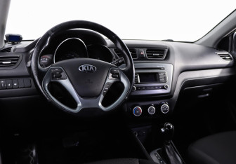 Подержанный автомобиль Kia Rio Hatchback 2015 года (7 фото)