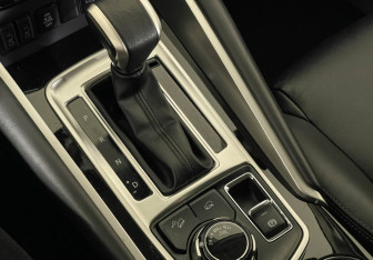 Подержанный автомобиль Mitsubishi Pajero Sport 2019 года (16 фото)