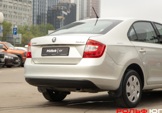 Подержанный автомобиль Skoda Rapid Liftback 2014 года (18 фото)