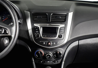 Подержанный автомобиль Hyundai Solaris Hatchback 2015 года (10 фото)