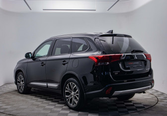 Подержанный автомобиль Mitsubishi Outlander 2017 года (7 фото)
