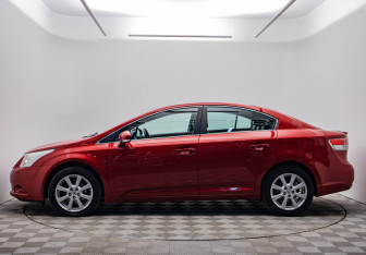 Подержанный автомобиль Toyota Avensis Sedan 2011 года (8 фото)